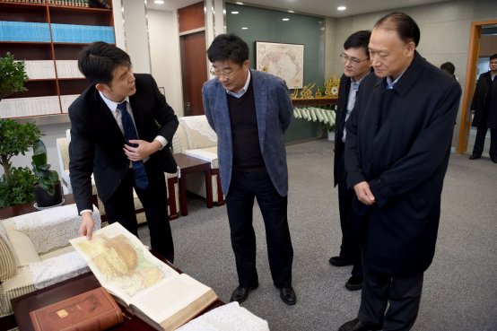 C:\Users\dell\Desktop\2018.12.20校长刘伟 高等教育司长来访\刘伟校长视察麻豆av
\刘伟校长参观麻豆av
珍品图书.jpg